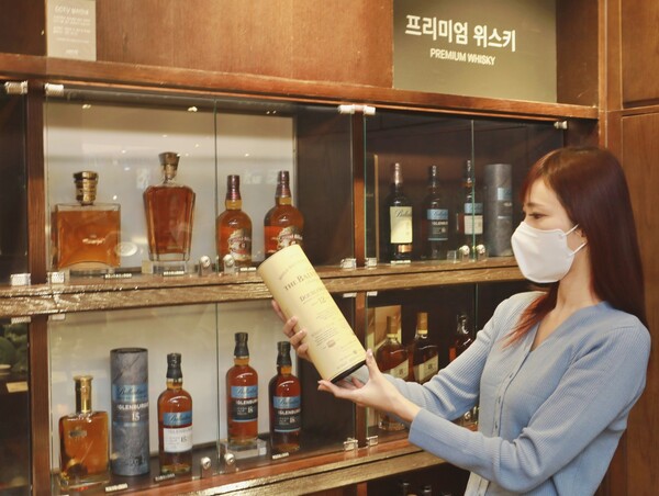 ©AP신문(AP뉴스)/ 이미지 제공 = 롯데쇼핑, ▲롯데백화점 본점 지하1층 주류 매장에서 '위스키'를 구경하는 고객의 모습