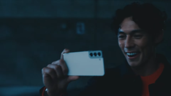 야간 축구 장면을 촬영하는 모델. 사진 삼성전자 유튜브 캡처