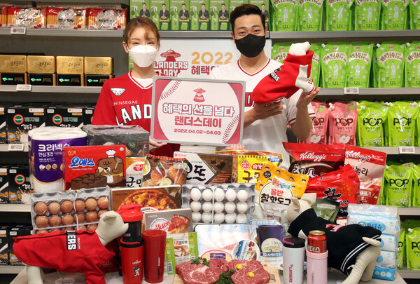 ©AP신문(AP뉴스)/ 이미지 제공 = 신세계그룹, ▲31일 이마트 성수점에서 모델들이 신세계그룹 '2022 랜더스데이' 행사를 소개하고 있다.