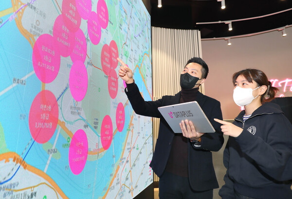 ©AP신문(AP뉴스)/ 이미지 제공 = LG유플러스, ▲LG유플러스 모델이 데이터플러스를 활용해 주거상권을 분석하고 있다.