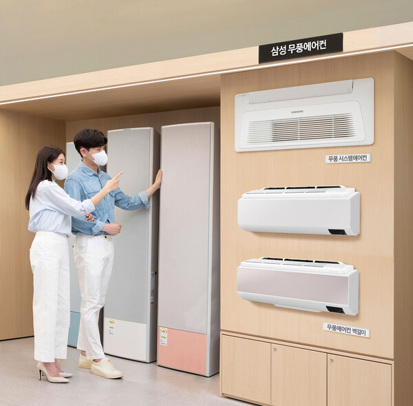 ©AP신문(AP뉴스)/ 이미지 제공 = 삼성전자, ▲삼성전자 모델이 서울 대치동에 위치한 삼성 디지털프라자 삼성대치본점에서 '무풍 에어디자인 페스티벌' 행사를 소개하고 있다.