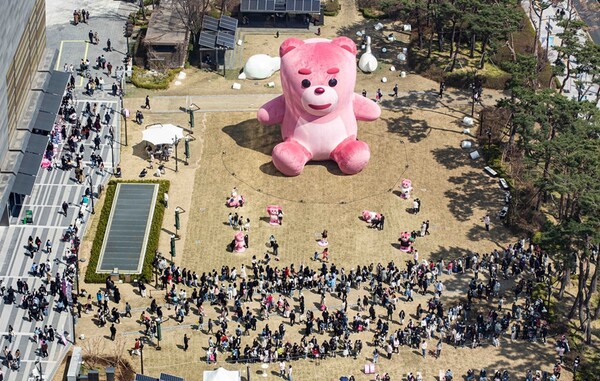 ©AP신문(AP뉴스)/ 이미지 제공 = 롯데홈쇼핑, ▲롯데월드타워에서 내려다 본 롯데홈쇼핑의 ‘어메이징 벨리곰’ 공공 전시. 15m 초대형 ‘벨리곰’을 관람하고 인증 사진을 찍기 위해 시민들이 줄을 서 있다.