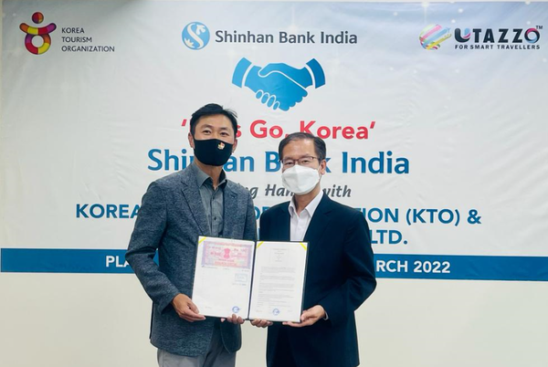 ©AP신문(AP뉴스)/ 이미지 제공 = 신한은행, ▲지난 3월 14일 인도 뭄바이 신한은행 인도본부에서 열린 인도인 관광객 유치를 위한 업무협약식에서 신한은행 인도본부 서봉균 본부장(오른쪽)과 한국관광공사 최영걸 뉴델리 지사장이 기념촬영을 하고 있다.