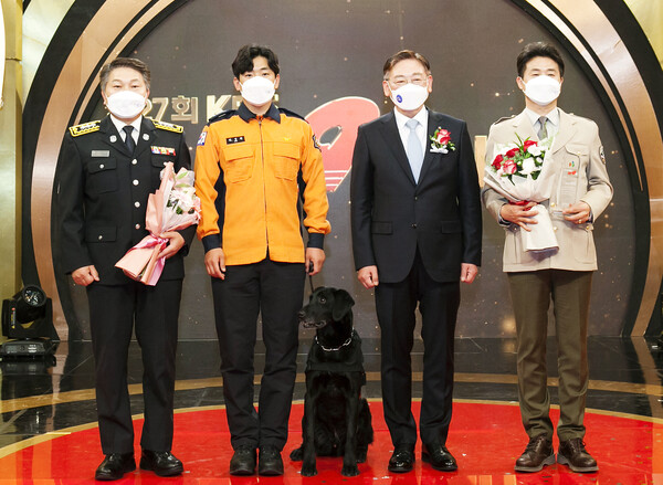 ©AP신문(AP뉴스)/ 이미지 제공 = DB손해보험, ▲지난 4월1일 서울 여의도 KBS공개홀에서 열린 'KBS119상' 시상식에서 (왼쪽부터) 중앙119구조본부 119구조견교육대 음상복 대장, 중앙119구조본부 영남119특수구조대 김성환 소방장, 구조견 소백이, DB손해보험 고영주 부사장, 국립공원공단 국립공원산악안전교육원 하동준 원장이 기념촬영을 하고 있다.