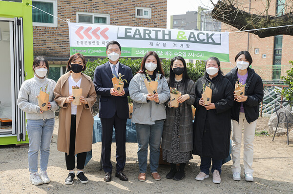 ©AP신문(AP뉴스)/ 이미지 제공 = 동아쏘시오홀딩스, ▲지난 5일 종로구 환경운동연합 마당에서 개최된 '어스백 오픈식' 에서 정재훈 동아쏘시오홀딩스 부사장(왼쪽에서 3번째), 김춘이 환경운동연합 사무총장(왼쪽에서 2번째) 등이 기념촬영을 하고 있다.