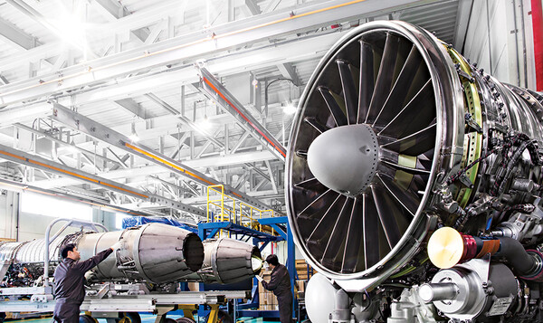 ©AP신문(AP뉴스)/ 이미지 제공 = 한화에어로스페이스, ▲한화에어로스페이스 창원사업장에서 작업자가 엔진을 검수하고 있다.