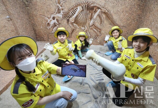 ©AP신문(AP뉴스)/ 이미지 제공 = LG유플러스, ▲아이들이 서울 송파구에 위치한 키자니아 서울의 ‘공룡 화석발굴단’ 체험관에서 고생물학자 직업을 체험하고 있다.