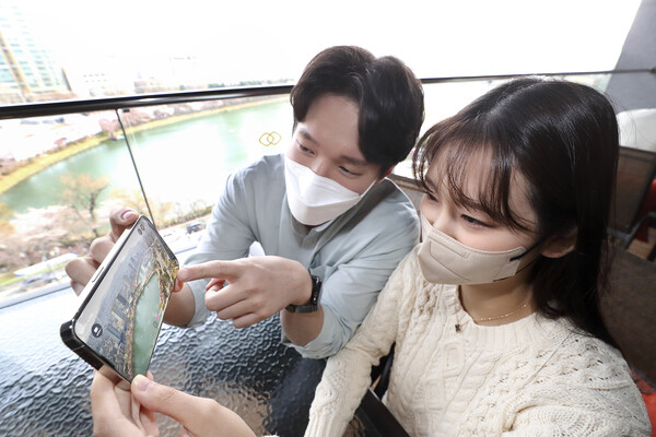 ©AP신문(AP뉴스)/ 이미지 제공 = KT, ▲KT 모델들이 기가아이즈 Live TV를 소개하고 있다.