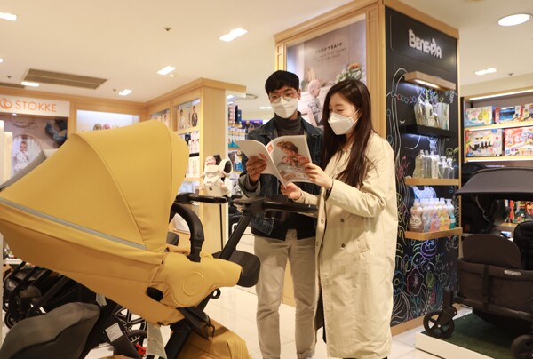 ©AP신문(AP뉴스)/ 이미지 제공 = 롯데쇼핑, ▲롯데백화점 본점 베네피아 브랜드에서 고객들이 유모차를 구경하고 있다.