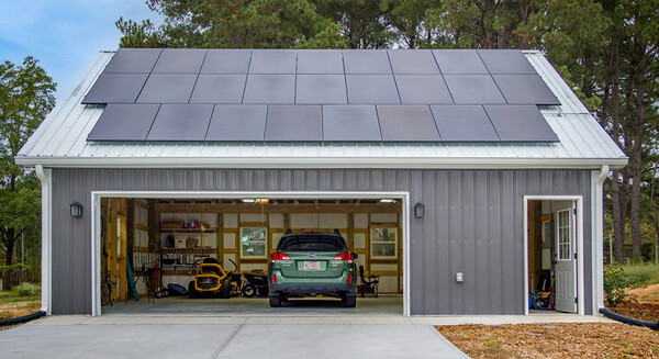 ©AP신문(AP뉴스)/ 이미지 제공 = 한화큐셀, ▲미국 노스캐롤라이나주 차고에 설치된 한화큐셀의 '큐피크 듀오 블랙' 태양광 모듈