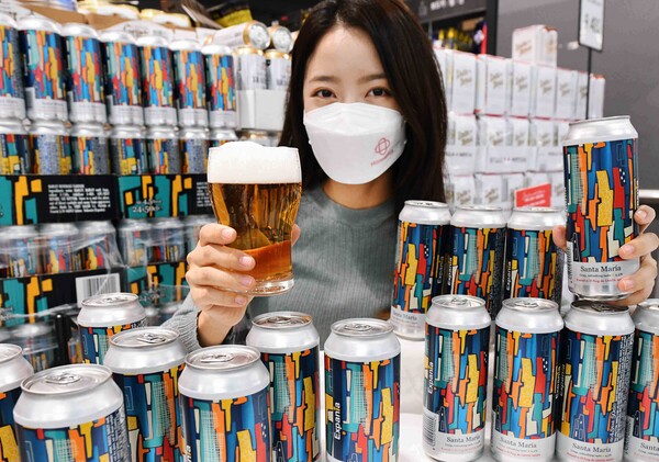 ©AP신문(AP뉴스)/ 이미지 제공 = 홈플러스 ▲홈플러스 모델이 강서점에서 ‘산타 마리아’를 소개하고 있다.