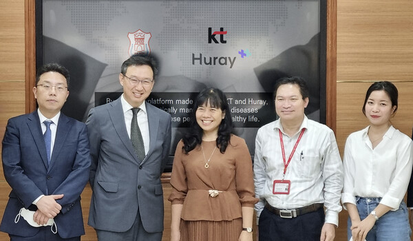 ©AP신문(AP뉴스)/ 이미지 제공 = KT ▲(왼쪽부터) KT 바이오사업P-TF장 고훈석 담당, 디지털&바이오헬스사업단장 임승혁 상무, 하노이의과대학병원 레 티 흐엉 예방의학센터장 등 관계자들이 베트남 하노이의대에서 체결한 업무협약 후 기념촬영을 하고 있다.
