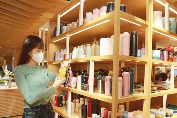 ©AP신문(AP뉴스)/ 이미지 제공 = 롯데쇼핑 ▲소비자가 롯데백화점 본점 8층 메종아카이브 매장에서 텀블러를 구경하고 있다.