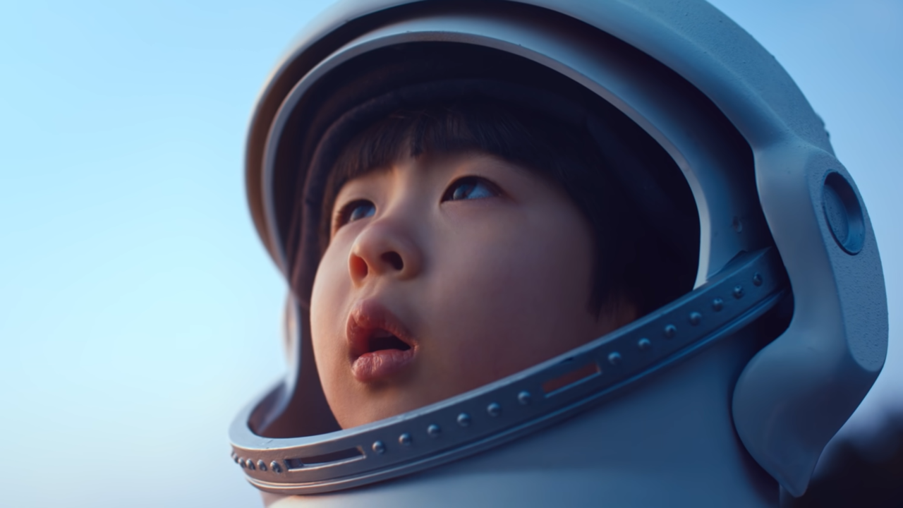 아이들을 모델로 활용하고 우주와 연결시켰다. 사진 한화그룹 유튜브