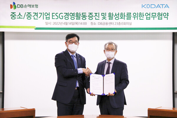 ©AP신문(AP뉴스)/ 이미지 제공 = DB손해보험 ▲이창수 DB손해보험 부사장(왼쪽)과 KoDATA 정성웅 부사장이 지난 14일 진행된 업무협약식에서 기념촬영을 하고 있다.