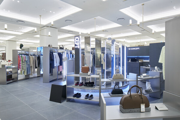 ©AP신문(AP뉴스)/ 이미지 제공 = 신세계백화점 ▲지난 3월 새롭게 오픈한 W컨셉 첫 오프라인 정식 매장