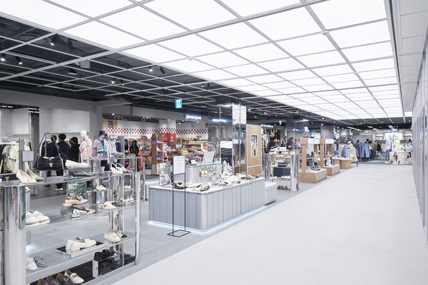 ©AP신문(AP뉴스)/ 이미지 제공 = 신세계백화점 ▲15일 리뉴얼 오픈한 4층 스트리트패션 전문관 ‘플레이그라운드’ 매장 전경