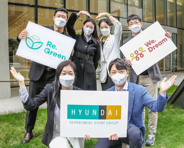 ©AP신문(AP뉴스)/ 이미지 제공 = 현대백화점그룹 ▲서울시 강남구에 위치한 현대백화점그룹 사옥에서 직원들이 통합 ESG 브랜드 '리그린'과 '위드림'을 소개하고 있다.