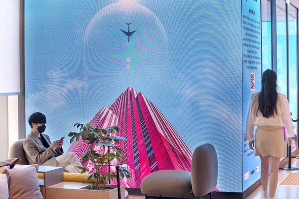 ©AP신문(AP뉴스)/ 이미지 제공 = KT ▲안다즈 서울 강남 1층 로비에 NFT 디지털 아트가 전시되어 있는 모습