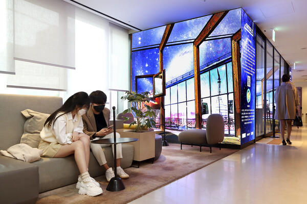 ©AP신문(AP뉴스)/ 이미지 제공 = KT ▲안다즈 서울 강남 1층 로비에 NFT 디지털 아트가 전시되어 있는 모습