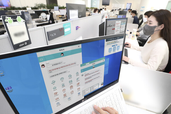 ©AP신문(AP뉴스)/ 이미지 제공 = KT ▲KT 직원들이 자체 개발한 로봇프로세스자동화(RPA) 도구를 이용해 전표처리 등 전산작업을 처리하고 있다.