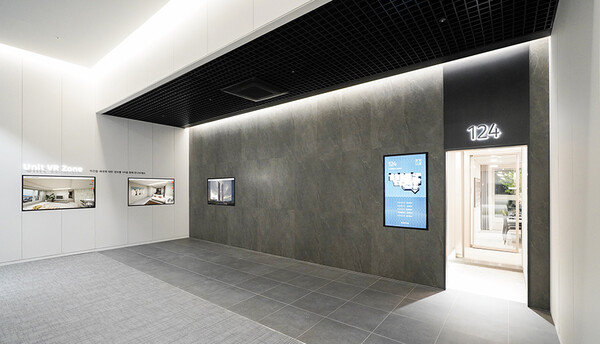 ©AP신문(AP뉴스)/ 이미지 제공 = 한화건설 ▲미건립 유니트 축소 모형 대신 체험 VR 존이 구현된 한화 포레나 천안아산역 분양홍보관