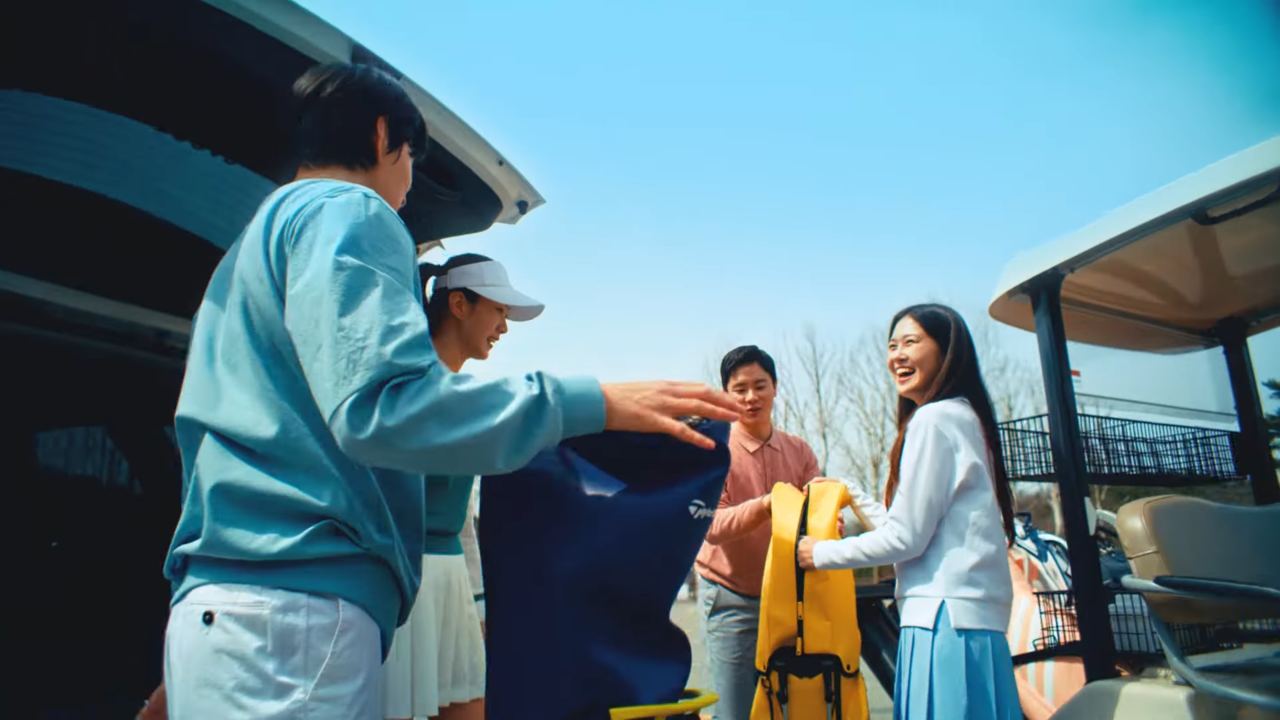 쏘카에 골프채를 싣고 골프를 치러 간 사람들의 모습. 사진 쏘카 유튜브