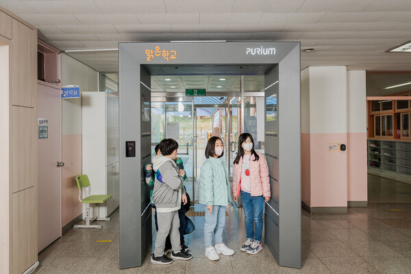 ©AP신문(AP뉴스)/ 이미지 제공 = 한화그룹 ▲에어샤워를 통과하고 있는 보라매초등학교 학생들