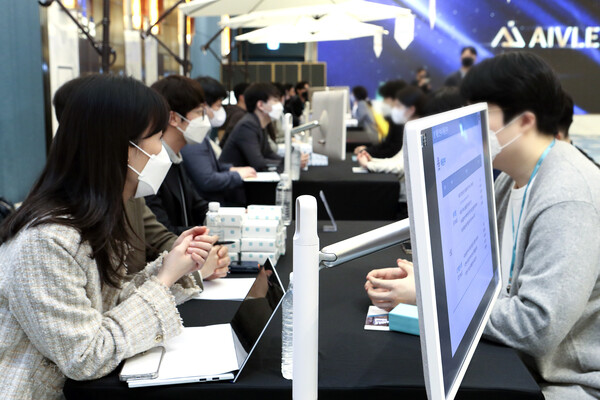 ©AP신문(AP뉴스)/ 이미지 제공 = KT, ▲지난 8일 송파구 소피텔 앰버서더 호텔 그랜드볼룸에서 진행된 KT 에이블스쿨 1기 잡페어 현장 모습