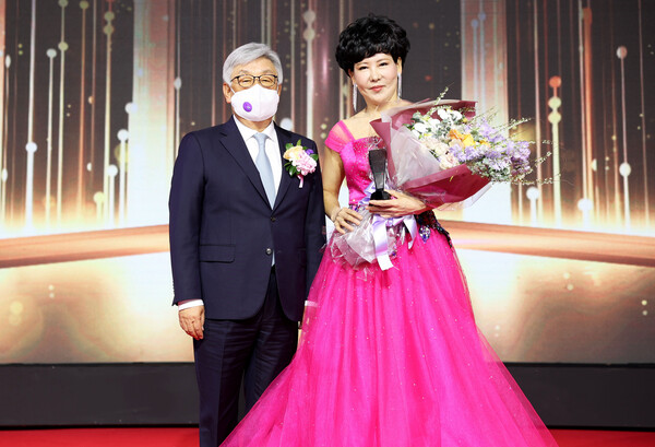 ©AP신문(AP뉴스)/ 이미지 제공 = ▲김정남 DB손해보험 부회장(왼쪽)과 황금숙 PA가 지난 21일 그랜드인터컨티넨탈서울파르나스에서 개최된 '2021 DB손해보험 연도상 시상식'에서 기념촬영을 하고 있다.