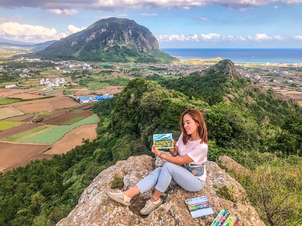 ©AP신문(AP뉴스)/ 이미지 제공 = 롯데쇼핑, ▲‘클린 하이커’ 김강은 강사가 ‘클린 하이킹’ 문화센터 강좌를 홍보하는 모습