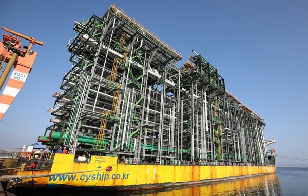 ©AP신문(AP뉴스)/ 이미지 제공 = 삼성엔지니어링 ▲멕시코에서 진행 중인 DBNR(Dos Bocas New Refinery) 프로젝트에 설치될 모듈을 실은 배가 출발을 기다리고 있다.