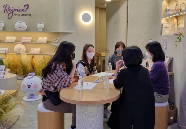 ©AP신문(AP뉴스)/ 이미지 제공 = 롯데쇼핑 ▲롯데몰 수지점 리조이스 심리상담소에서 직원들이 상담받는 모습