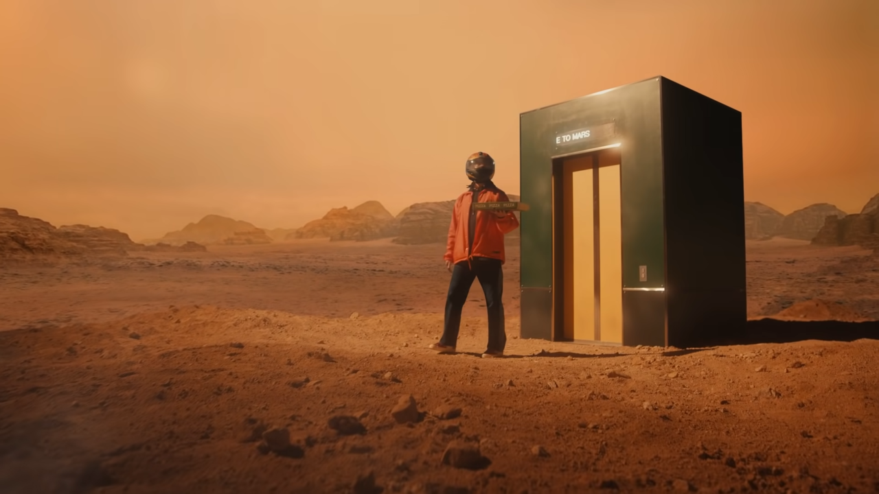 화성으로 피자 배달 간 배달원. 사진 신한금융그룹 기발한 프로덕션 유튜브