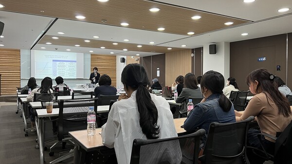 ©AP신문(AP뉴스)/ 이미지 제공 = 신한은행 ▲지난 27일 서울시 강남구 소재 신한아트홀에서 진행된 ‘디지털 두뇌건강강사 발대식’에서 강사들이 설명을 듣고 있다.