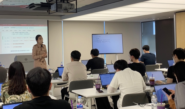 ©AP신문(AP뉴스)/ 이미지 제공 = 신한은행 ▲지난 25일부터 신한 명동 익스페이스에서 진행된 데이터 분석 전문가 양성과정 1회차에서 한양대학교 차경진 교수가 신한은행 직원들에게 강의하고 있다.