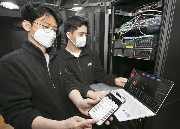 ©AP신문(AP뉴스)/ 이미지 제공 = KT ▲KT 융합기술원 연구원들이 ‘아이온’을 관제 기록을 확인하고, 기업특화망의 실시간 운영 현황을 모니터링하고 있다.