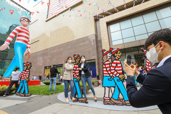 ©AP신문(AP뉴스)/ 이미지 제공 = 현대백화점 ▲서울 강남구 현대백화점 무역센터점에 설치된 월리 조형물 앞에서 고객들이 기념 촬영을 하고 있다.