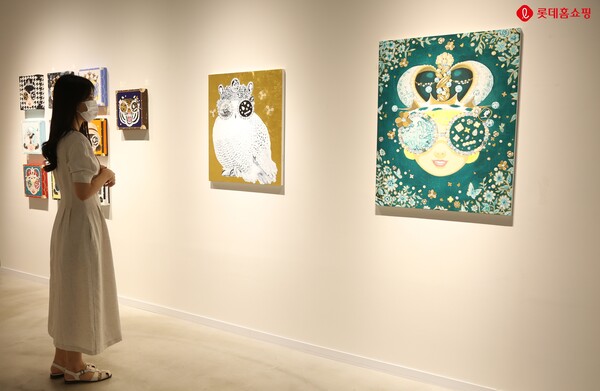 ©AP신문(AP뉴스)/ 이미지 제공 = 롯데홈쇼핑 ▲롯데홈쇼핑은 3일 ‘실드 스마일(Sealed smile)시리즈로 유명한 김지희 작가의 작품을 모바일TV ‘엘라이브’를 통해 단독으로 선보인다.