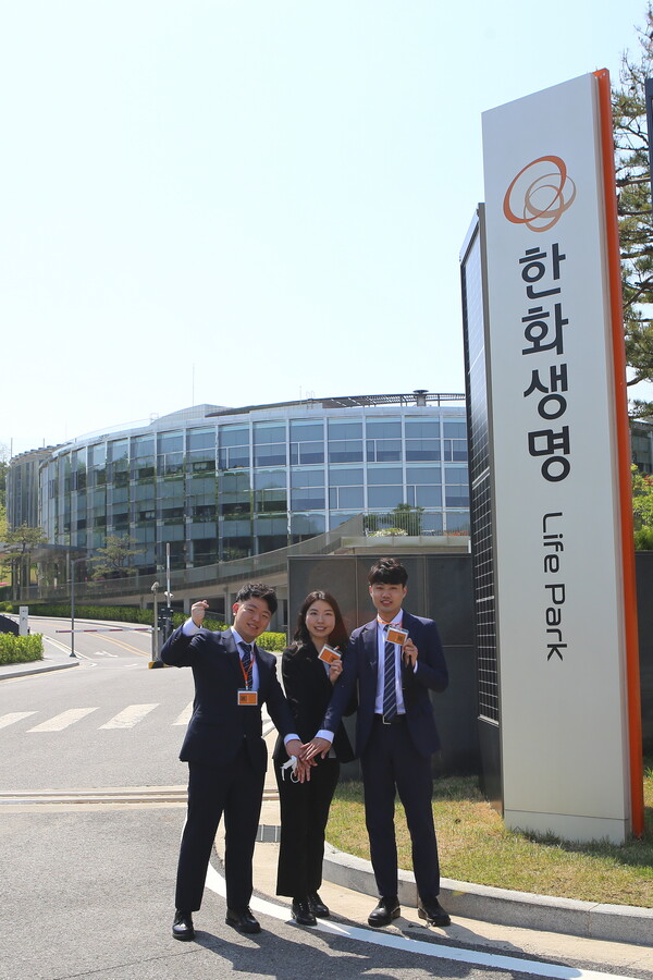©AP신문(AP뉴스)/ 이미지 제공 = 한화생명 ▲한화생명 2022년 상반기 입사 신입사원들이 한화생명 연수원 LIFEPARK에서 마스크를 벗은 채 활짝 웃고 있다.