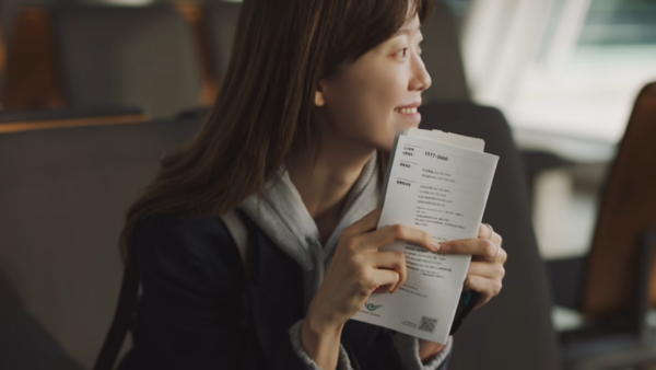 설렘과 함께 탑승을 기다리는 승객. 사진 아시아나항공 유튜브 캡처