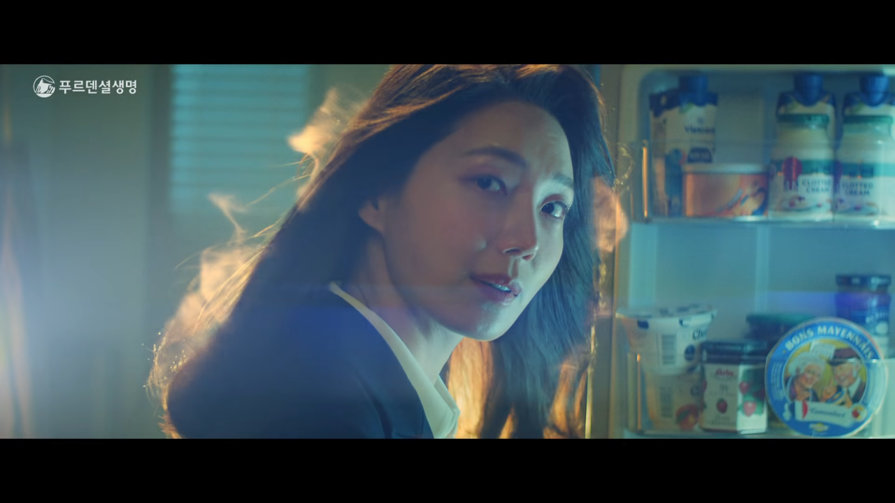 냉장고를 열고 있는 엄마 역할의 모델. 사진 푸르덴셜생명 유튜브