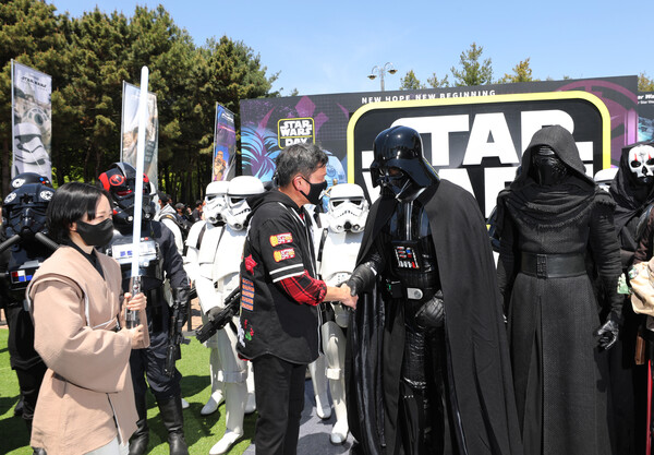 ©AP신문(AP뉴스)/ 이미지 제공 = 신세계그룹 ▲5월 5일 어린이날 SSG랜더스필드에서 열린 '스타워즈데이' 행사를 맞아 신세계그룹 정용진 부회장이 행사장을 둘러보고 있다.