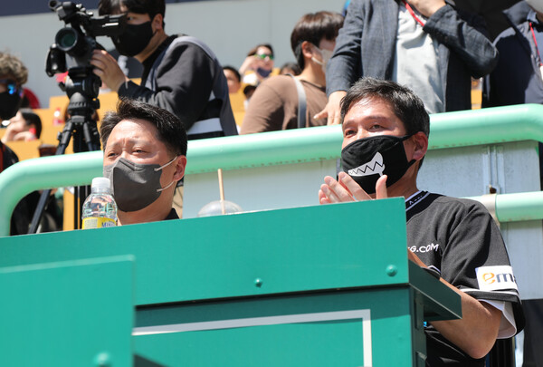 ©AP신문(AP뉴스)/ 이미지 제공 = 신세계그룹 ▲5월 5일 어린이날 SSG랜더스필드에서 열린 '스타워즈데이' 행사를 맞아 신세계그룹 정용진 부회장과 월트디즈니 루크 강 아태지역 총괄사장이 경기를 관람하고 있다.