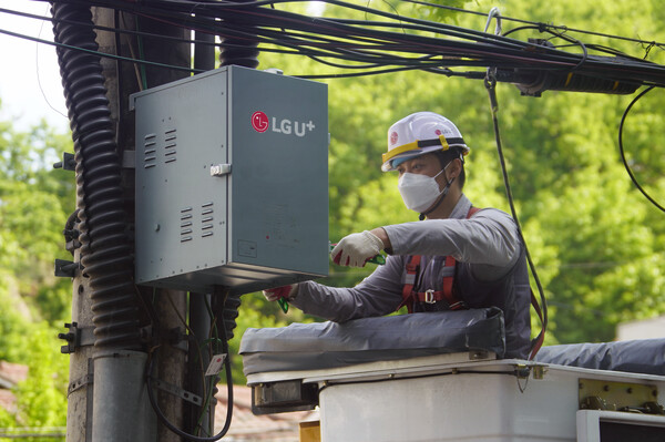 ©AP신문(AP뉴스)/ 이미지 제공 = LG유플러스 ▲서울 서초구 모처에서 LG유플러스 직원이 전신주에 매달린 HFC 전원공급장치를 철거하고 있다.