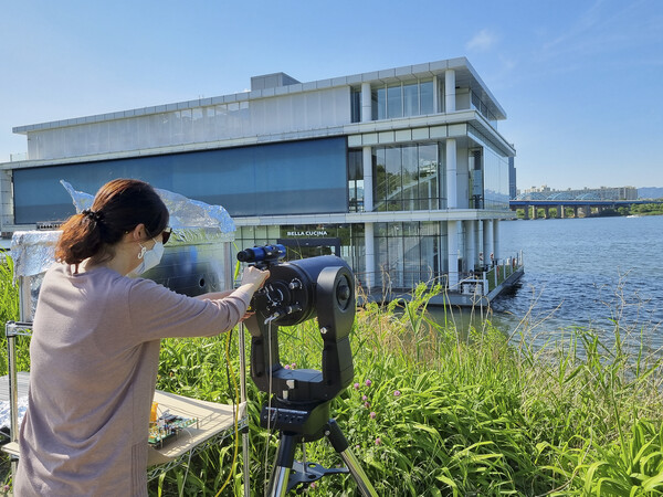 ©AP신문(AP뉴스)/ 이미지 제공 = KT ▲KT 융합기술원 연구원들이 한강에서 무선 양자 신호를 모니터링하고 있다.