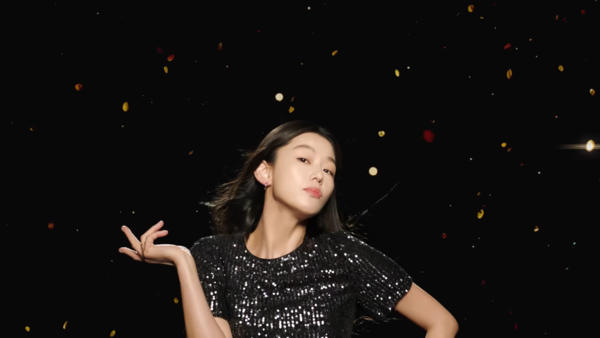 치킨에 심취한듯한 몸짓을 보여주는 전지현. 사진 BHC치킨 유튜브 캡처