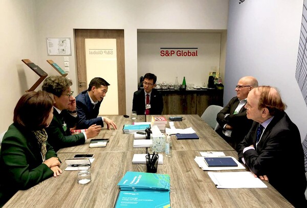 ©AP신문(AP뉴스)/ 이미지 제공 = 한화그룹 ▲다보스 특사단으로 참여한 김동관 한화솔루션 사장(왼쪽에서 세 번째)의 발언을 대니얼 예긴(Daniel Yergin) S&P글로벌 부회장(오른쪽에서 첫 번째)이 듣고 있다.