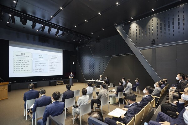 ©AP신문(AP뉴스)/ 이미지 제공 = 한화그룹 ▲한화그룹 주요 계열사 대표이사 및 ESG환경안전 담당 임직원들이 강의를 듣고 있다.