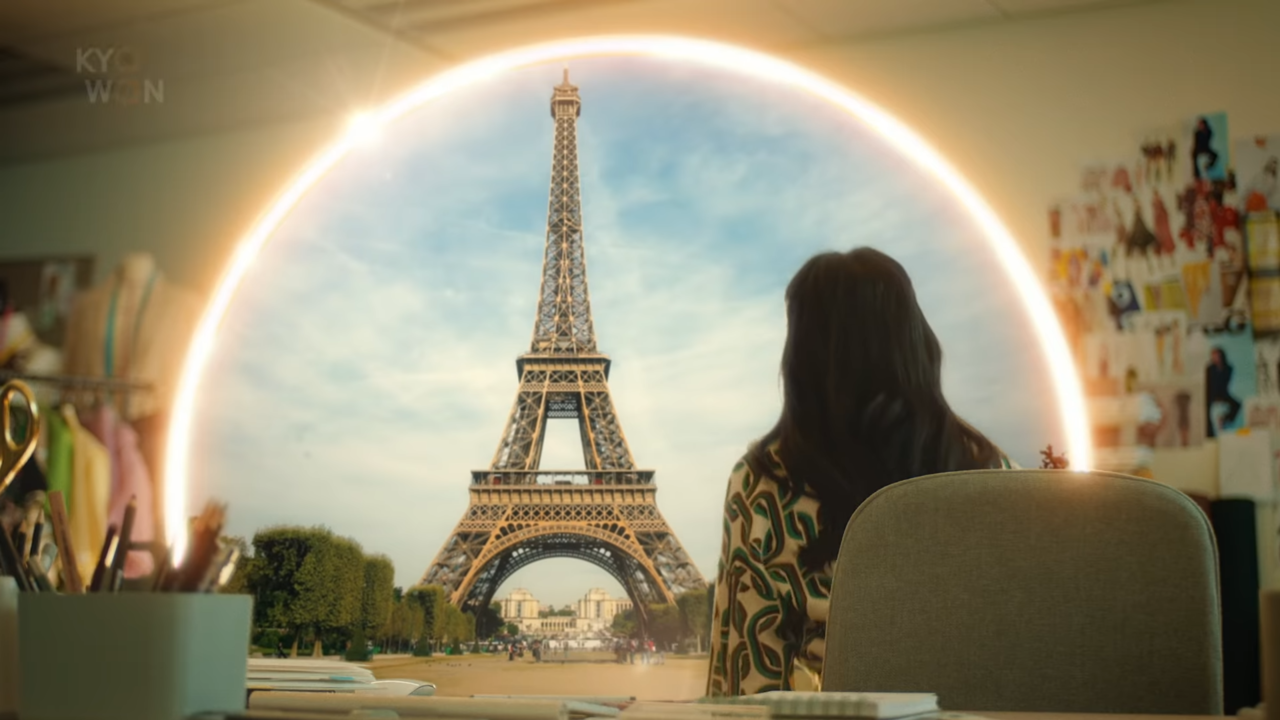 일로 지친 여성 앞에 에펠탑으로 순간이동이 가능한 포털이 나타났다. 사진 여행이지 유튜브